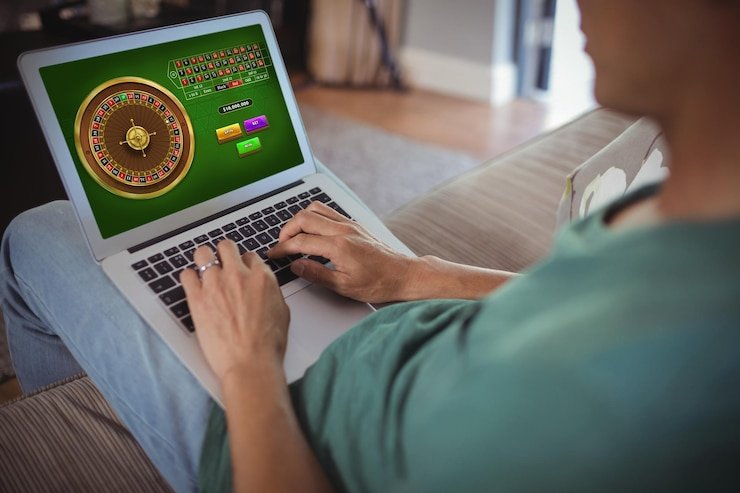 Live game show host and betting interface on qq777 login mobile screen